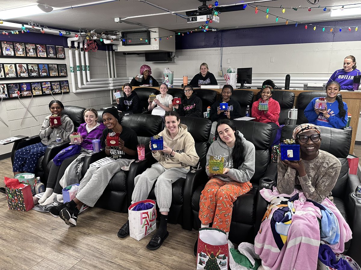 ButlerCCWBB's tweet image. Merry Christmas and Happy New Year!
#RoarGrizz🐻
