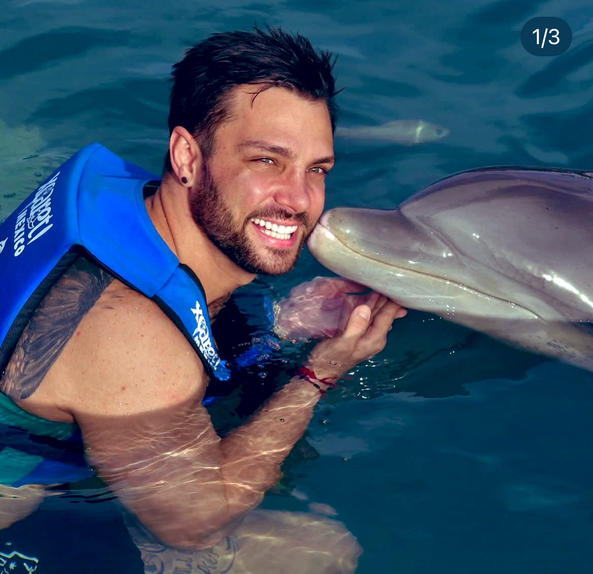 Elifansi's tweet photo. Imagina ver esta imagen, que te robe una sonrisa (sin que lo planees) aunque según tú lo odies… lo que odias son las miles de emociones que él genera en ti 🤭

Pero lo entiendo 💚 que tierno se ve Nicola ❤️‍🩹

Socialiteen Nicola Porcella Fandom del año https://t.co/SKxPHWD1xx