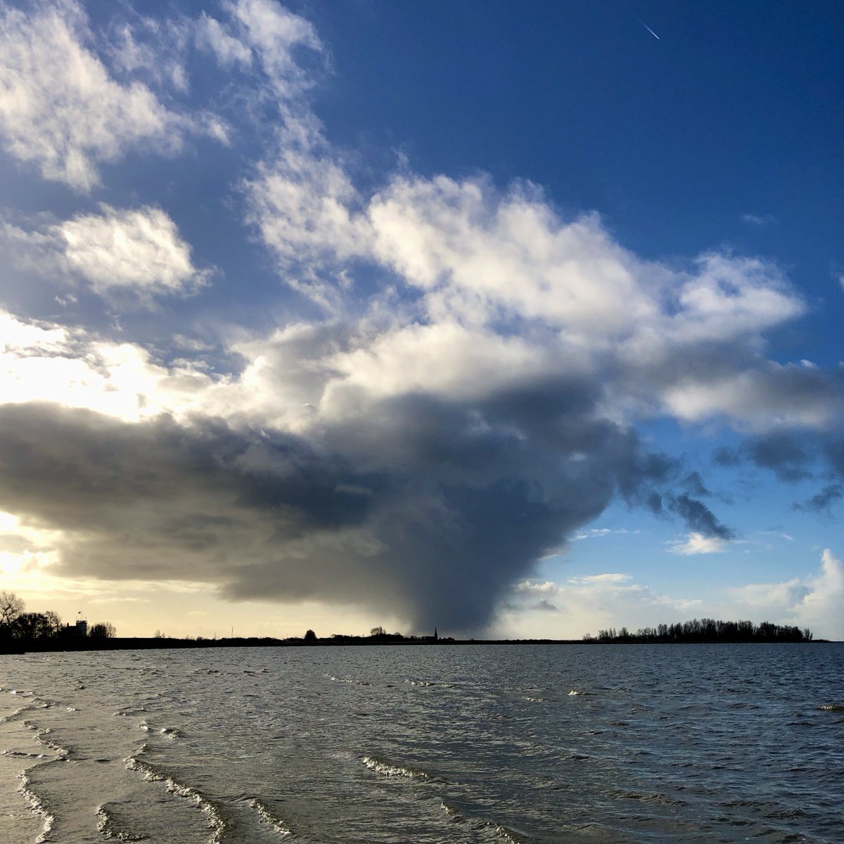 Winterse buitjes vanmiddag èn de zon ook weer gezien…;)  #IJsselmeer  #Workum #Friesland  <a href="/ophetstrand_nl/">Op het strand</a> <a href="/StormHour/">#StormHour</a> <a href="/mooieluchten/">mooieluchten</a> <a href="/ThePhotoHour/">#ThePhotoHour</a> <a href="/EarthandClouds/">Earth and Clouds</a>   #iPhonephotography #strand