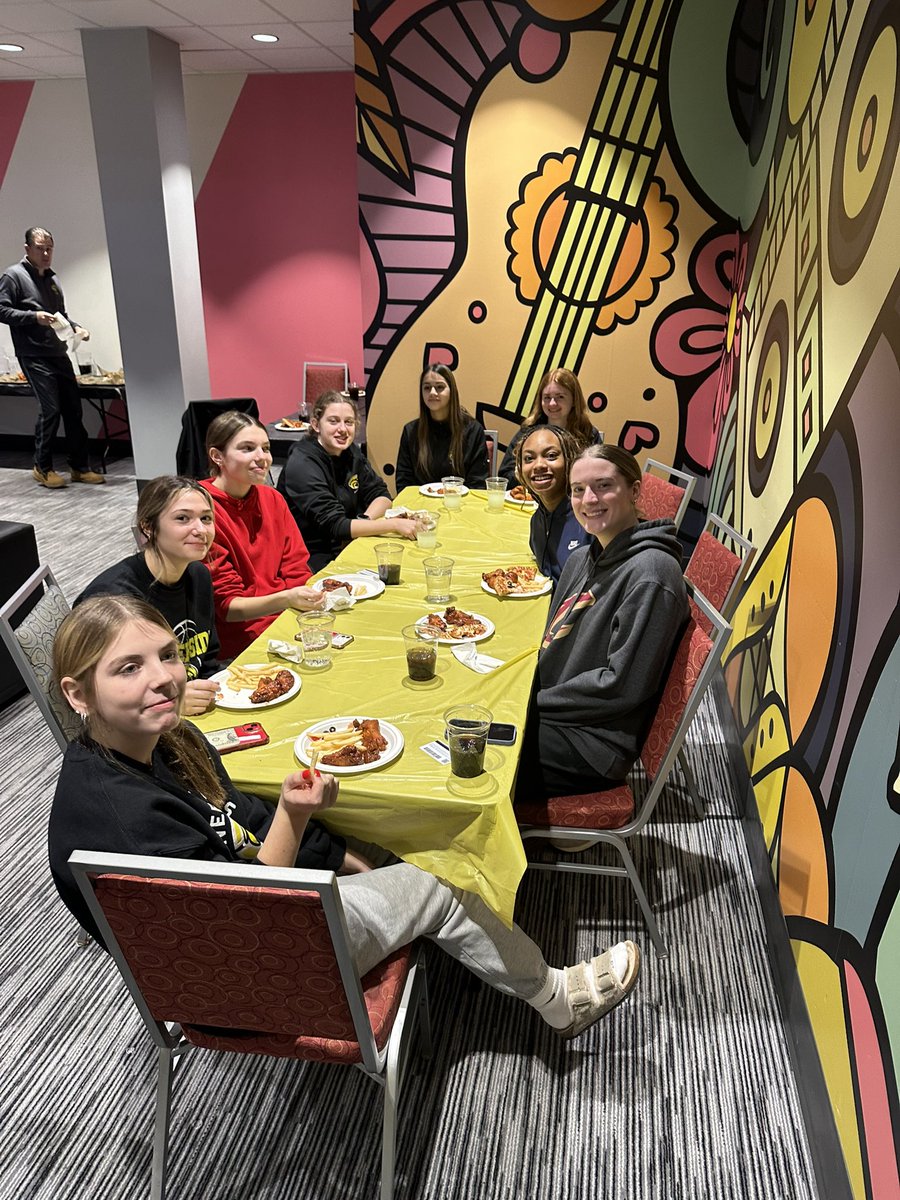 BrianFulton34's tweet image. Great afternoon having fun and competing off the court. 🎳 #GirlsHaveSprintsOnMonday 
#CoachWon
@RHSCourtsideCLB @Riverside_athl