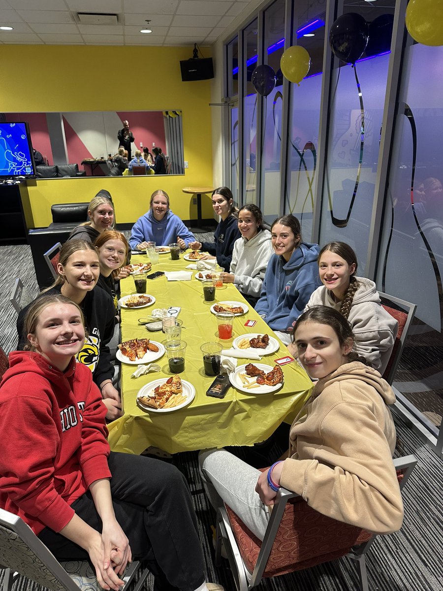 BrianFulton34's tweet image. Great afternoon having fun and competing off the court. 🎳 #GirlsHaveSprintsOnMonday 
#CoachWon
@RHSCourtsideCLB @Riverside_athl