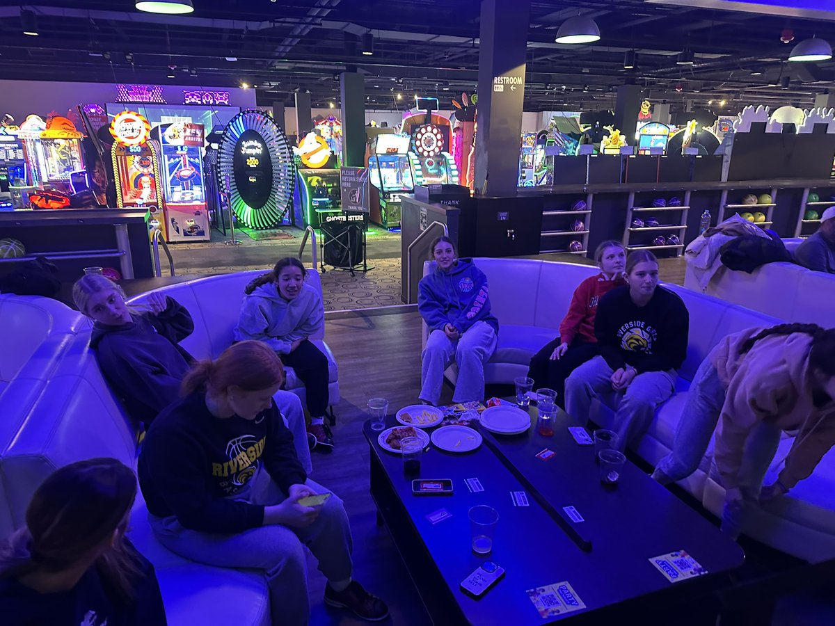 BrianFulton34's tweet image. Great afternoon having fun and competing off the court. 🎳 #GirlsHaveSprintsOnMonday 
#CoachWon
@RHSCourtsideCLB @Riverside_athl