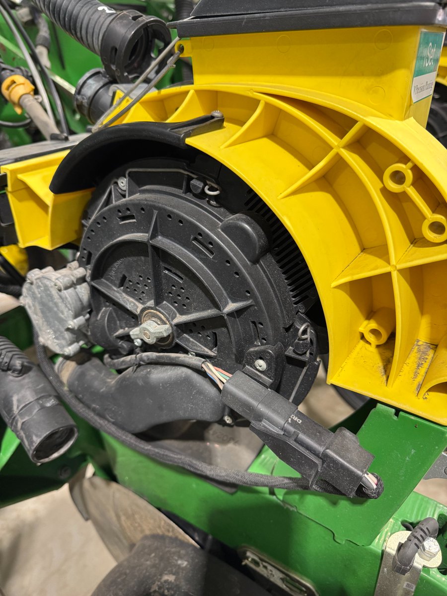 Who needs updated planter components at a reduced price? 24 Vdrive with corn, soybean and sugarbeet plates, Delta Force, Wave Vision Tubes, Precision Alternator and backbone wire harnesses, Gen 2 20/20 monitor, all on 24 JD Planter units. $45,000 DM for more info