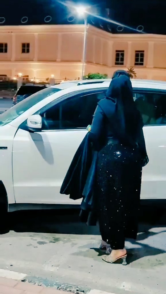 عمري 40 المنطقه جده عندي  بيت  زواج مسيار او معلن من انسان خلوق وابن حلال يحترمني ويسكن ويانا ومابي منه شي الحمدلله حالتنا الماديه تمام عندنا خير واجد لله الحمد الوالد الله يرحمه ويجعل مثواها الجنه ترك لنا خير
#السوق47