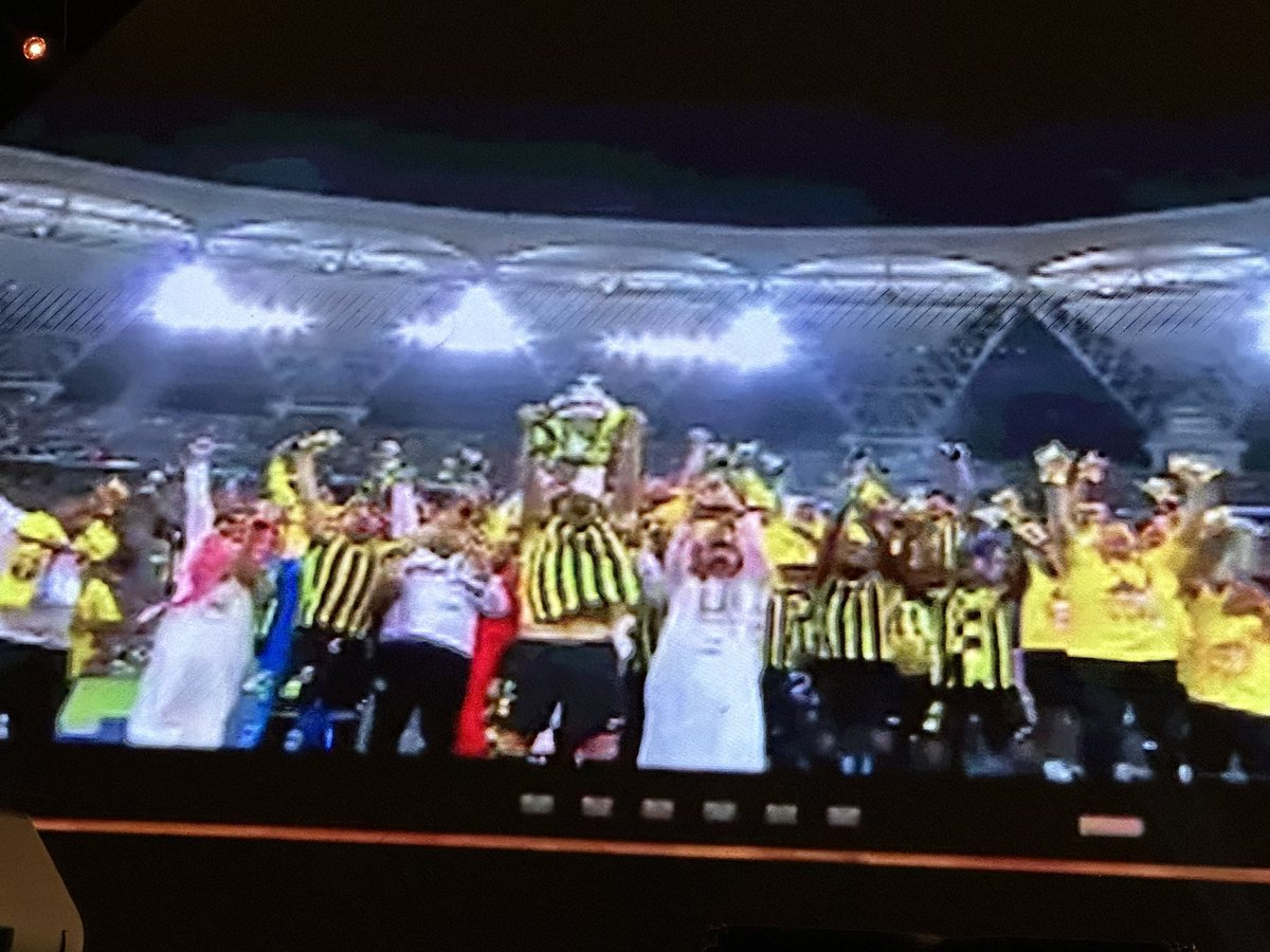 NEHAD___M's tweet photo. سعدت بحضور حفل انضمام الأتحاد الى #نادي_الرواد لأقدم الأندية في العالم . مقدم السهرة قال شئ صادق : الأندية عندها جماهير و الاتحاد عنده عشاق.  هذا الكلام لا يختلف عليه اثنان. 
#العميد سيحتفل بعيد ميلاده المئة في ٢٠٢٧. العد التنازلي بدأ ! تحيا #الاتحاد!
#العمادة #الاتحاد_100_عام https://t.co/3s3XNPduUe