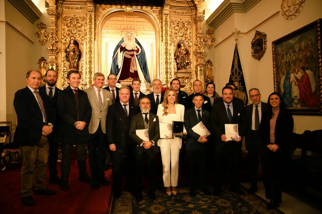 💫 La Estrella de la Ilusión de la <a href="/cabalgatasev/">Cabalgata Sevilla #ReyesMagos 👑👑👑</a>, del <a href="/ateneodesevilla/">Ateneo de Sevilla</a>, encarnada por Inmaculada Pineda, ha recibido a las plantas de Mª Santísima de la Estrella la tiara que portará el próximo 4 de enero.

Fotos: <a href="/Alejandrocp99/">Alejandro del Castillo Perujo</a>

 #CabalgataSev25 #NavidadSevilla24  #SevillaHoy