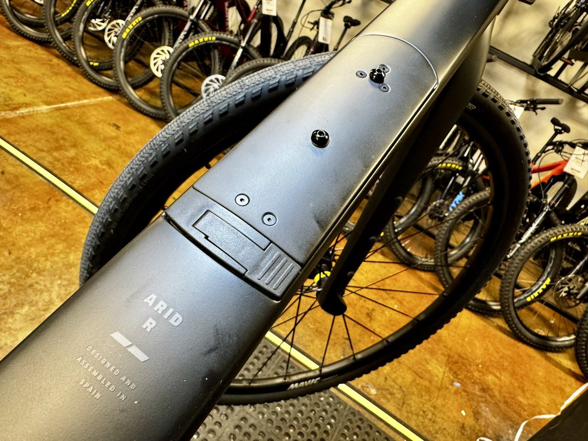 rideawaybikestx's tweet photo. 💥 MONDRAKER ARID CARBON R 💥
GRAVEL
📸: Black / Nimbus Grey / Tonic Gold • MED • $4,699.00
#mondrakerbikes #mondraker #mondrakeraridcarbon #gravelbike #gravelgrinder #rideawaybicyclestx #gravelride #sramaxsrival #sramaxs #sramroad #mavicgravel #mavicwheels https://t.co/oMxIZjv1r1