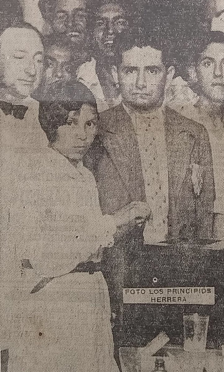 historia_CAB's tweet photo. Enero de 1934, una socia emite su voto para elegir a sus representantes.

El Club Atlético @Belgrano siempre fue una institución que perteneció a sus verdaderos dueños: sus socios y sus socias.

#120AñosBelgrano

#120ParaLos120

44/120 https://t.co/murVGm5kWH