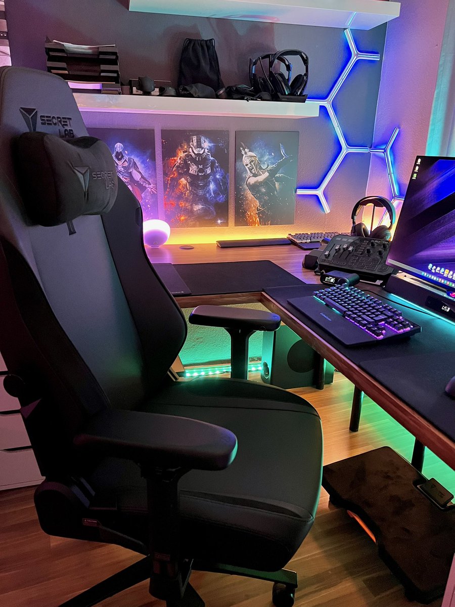 xHARDwithSTYLEx's tweet photo. I love my new chair &amp; footrest 😍 thx #Secretlab for making these great products ❤️ https://t.co/78qQJam3PT