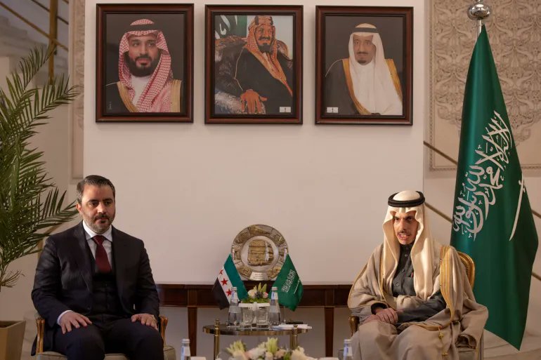 11 نوفمبر 2024: الرياض تستقبل #بشار_الأسد وتعتبر الفصائل مجرد جماعات إر@ـابية.
1 يناير 2025: الرياض تستقبل وزير الخارجية السوري الجديد أسعد الشيباني وتعتبر بشار مجرد رئيس عصابة كبتاغون هارب.
باختصار، هذا العالم لا يحترم إلا القوة، فعندما تُهزم أنت إر@ـابي، وإذا انتصرت فرشوا لك