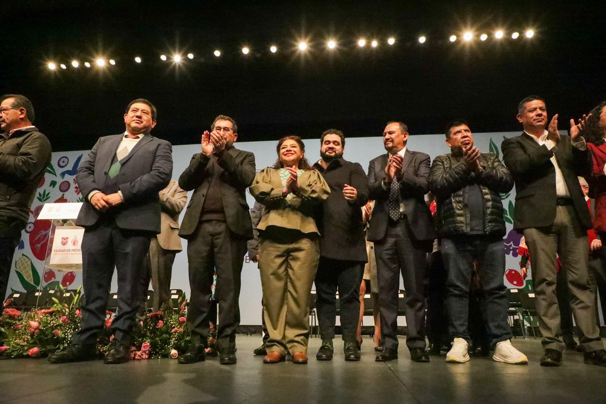 juanrubiog's tweet photo. Esta mañana, acompañamos a nuestra #JefaDeGobierno, @ClaraBrugadaM, en la presentación del Programa de Separación Voluntaria #PlazaPorPlaza, donde celebramos la jubilación de más de 5,000 personas trabajadoras del @GobCDMX y reconocimos su invaluable labor, que ha sido fundamental en la construcción de un gobierno cercano, eficaz y comprometido con las necesidades de las y los capitalinos. (1/3)