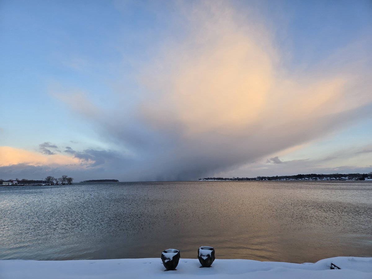 420pm today southwest shore of #oneidalake looking east. Fun for you <a href="/JimTeskeNC9/">Jim Teske</a>