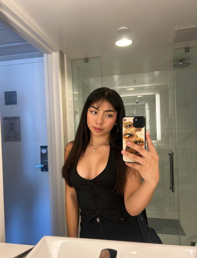 cloudsful's tweet image. chat do you think i look like vanessa hudgens.. be honest. i dont see it.