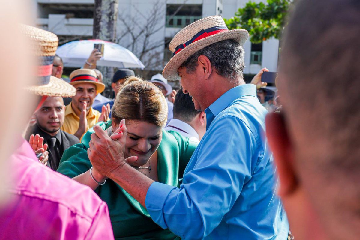 Al continuar, fuimos recibidos por el Ballet Folklórico Areyto, frente a la Biblioteca Carnegie, quienes nos deleitaron con una presentación única que combinó baile, música y cultura de manera excepcional.