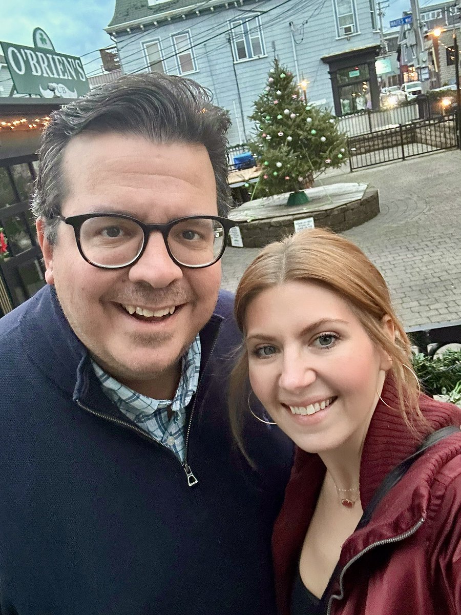 RobbyBridges's tweet image. Great day seeing some decorations and driving along the ocean capped off by clam chowder and beers! I do love the charm of Newport 🍺 🌊 🎄 🥣  #newportri #clamchowder #dayoff #christmasdecorations