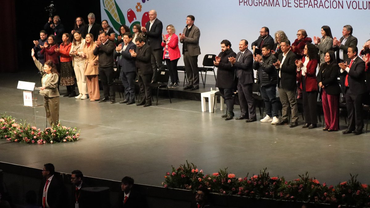 TrabajoCDMX's tweet photo. La secretaria de Trabajo, @Ines_GONI, acompañó a la #JefaDeGobierno, @ClaraBrugadaM, en el evento #PlazaPorPlaza, para dar la bienvenida al relevo generacional de 5 mil nuevos trabajadores y trabajadoras del @GobCDMX.

¡Unid@s construimos la #CapitalDeLaTransformación! ✨ https://t.co/mz75eBL7wx