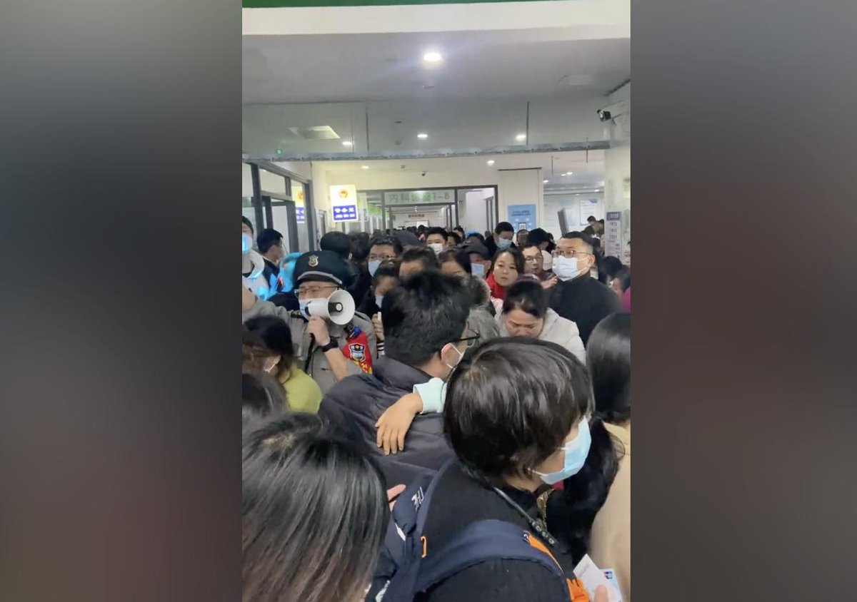 UnidadN593's tweet photo. #URGENTE : China 🇨🇳 declara estado de emergencia: una epidemia de múltiples virus (Influenza A, HMPV, COVID-19, y más) desborda hospitales y crematorios.
 Aumentan las "muertes súbitas" en personas de 40-80 años y casos de "pulmón blanco" Escenas alarmantes en Zhejiang y Hunan.☣️ https://t.co/26ejt2VkoI