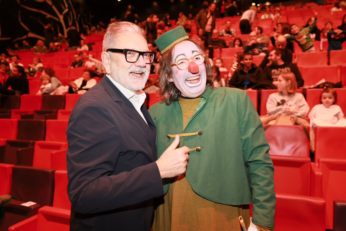 flarrosa's tweet photo. Em sento immensament feliç d'assistir a la primera representació d'aquest any de la Factoria dels Reixos, al Teatre de @lallotjalleida. Un gran espectacle exemple de professionalitat i producció pròpia que és el que ens defineix com a ciutat. Us convido a gaudir-lo en família!. https://t.co/7PIIcBvDAL
