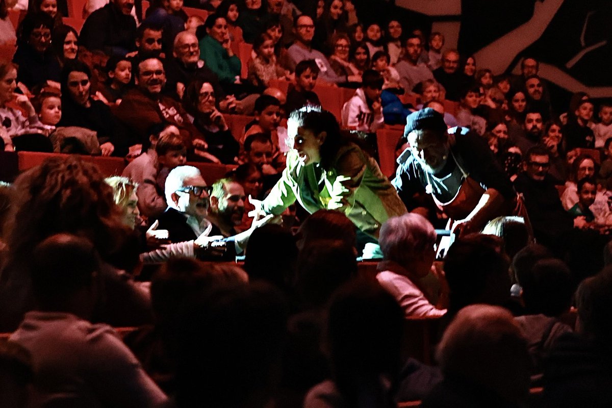 flarrosa's tweet photo. Em sento immensament feliç d'assistir a la primera representació d'aquest any de la Factoria dels Reixos, al Teatre de @lallotjalleida. Un gran espectacle exemple de professionalitat i producció pròpia que és el que ens defineix com a ciutat. Us convido a gaudir-lo en família!. https://t.co/7PIIcBvDAL