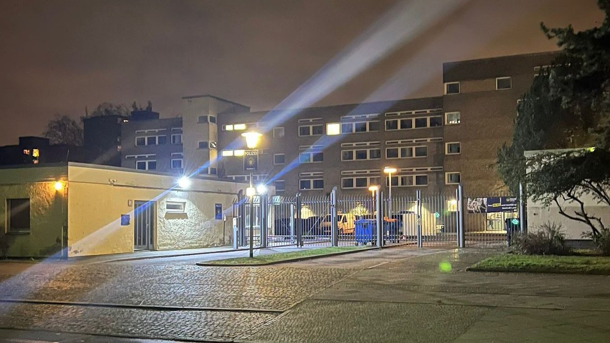 Heute Abend gegen 20:20 Uhr kam es an der Umzäunung unseres Polizeiabschnitts 12 in #Wittenau zu einem schweren Sicherheitsvorfall, bei dem eine Kollegin und ein Kollege während eines routinemäßigen Sicherheitsgangs zum Teil schwer verletzt wurden.

Nach ersten Ermittlungen