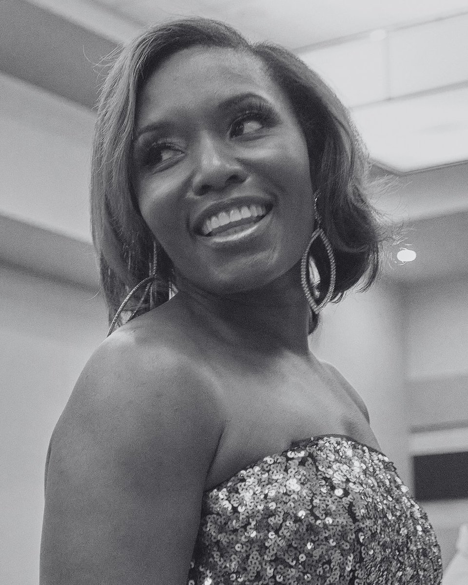 TheCentrell's tweet photo. Let the birthday festivities begin! 🥂 #Centrelluary is in full effect!
#CentrellReed #CReedGlobalMedia #WomenInBusinessRock #DigitalMarketing #MarketingStrategy #LetsGo #BuildingABetterYou #BuildingBetterTogether #Birthday #HappyBirthday https://t.co/tef3AjtxaH