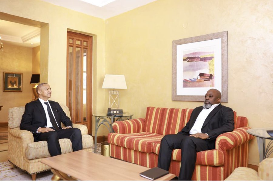 Huinfos's tweet photo. #SUIVIS🇨🇩: La constitution Namibienne interdit a  tous les réfugiés sur son sol d'activité politique“. Voilà pourquoi #Kabila et @moise_katumbi se sont rencontrés à #Nairob.|Par @honoreumba https://t.co/kE3WL34ZSP