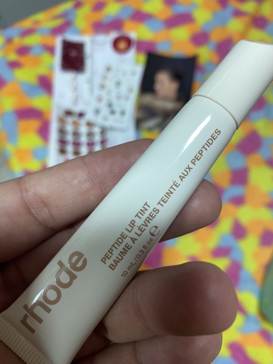 TooLongForJB's tweet photo. E meu lip da rhode cinnamon roll tbm chegou e to apaixonada, o brilho o cheiro tudo perfeito esse lip https://t.co/ZzWXsp0yfL