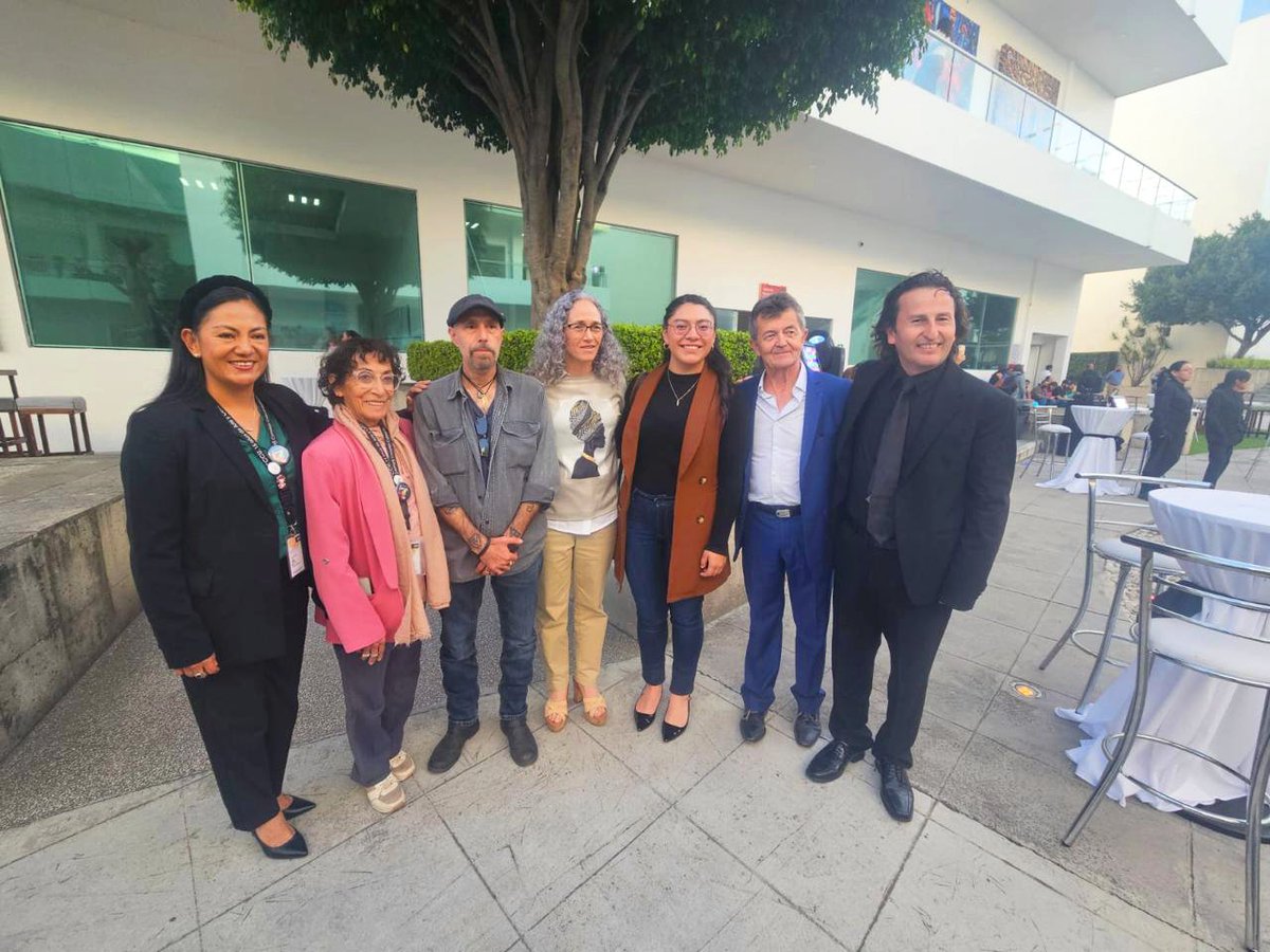 Un honor asistir a la inauguración de la exposición "𝐄𝐧𝐭𝐫𝐞 Ó𝐬𝐦𝐨𝐬𝐢𝐬 𝐲 𝐅𝐮𝐬𝐢𝐨𝐧" en el 𝐂𝐂𝐔. 🎨✨ Espacio donde el 𝐀𝐫𝐭𝐞 𝐲 𝐥𝐚 𝐂𝐫𝐞𝐚𝐭𝐢𝐯𝐢𝐝𝐚𝐝 𝐅𝐥𝐨𝐫𝐞𝐜𝐞𝐧, reafirmando el orgullo de ser parte de esta gran comunidad universitaria 𝐁𝐔𝐀𝐏. 🦁💙