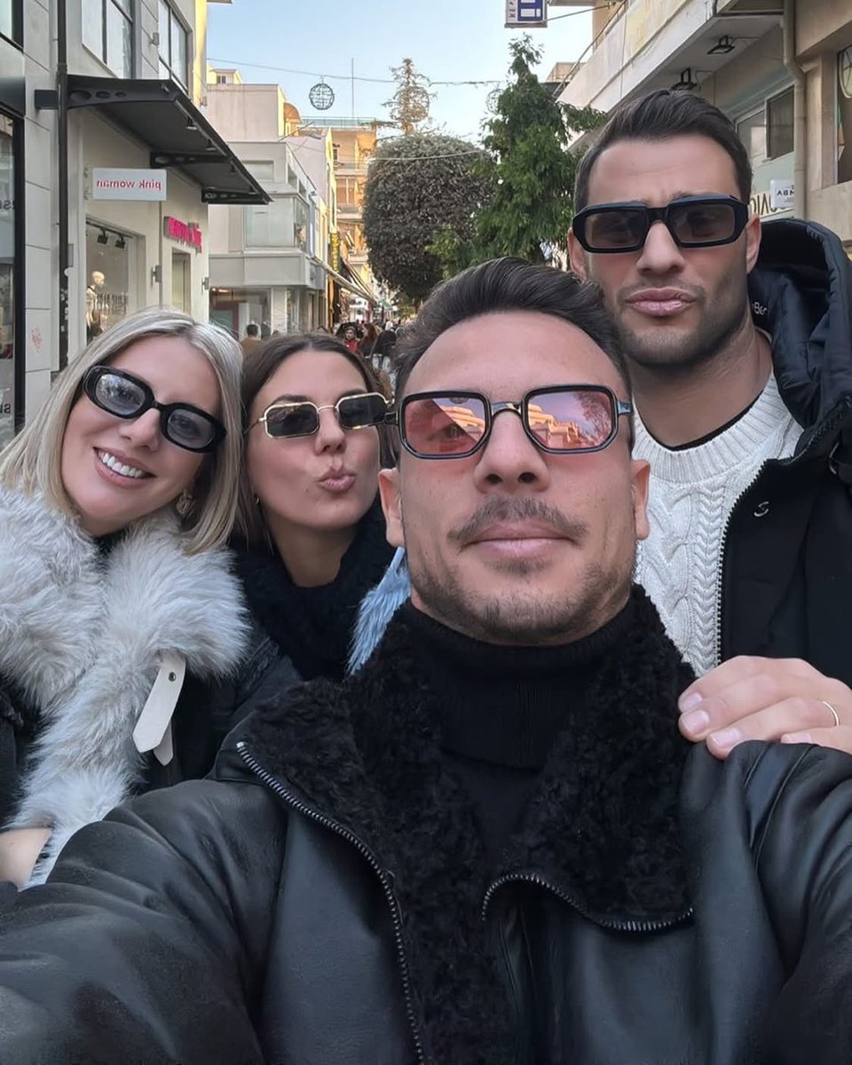 H a p p y N e w Y e a r 2 0 2 5 🙏❤️🍾✨🎉🌟🎄🎁