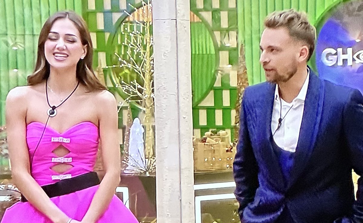 comentamosgh24's tweet photo. Ya nos ha dado el primer momento d risa de la casa😂
Carlos le explica de quién es hijo nieto y primo.
Carlos: de todos los títulos con cual te quedas?
Maica: con Carlos mejor
Carlos: Carlos?
Maica: ai José María ! Carlos eres tú

Presiento q voy a reírme mucho🤣
#GHEstreno #GH2E https://t.co/NmiLz1OZbK