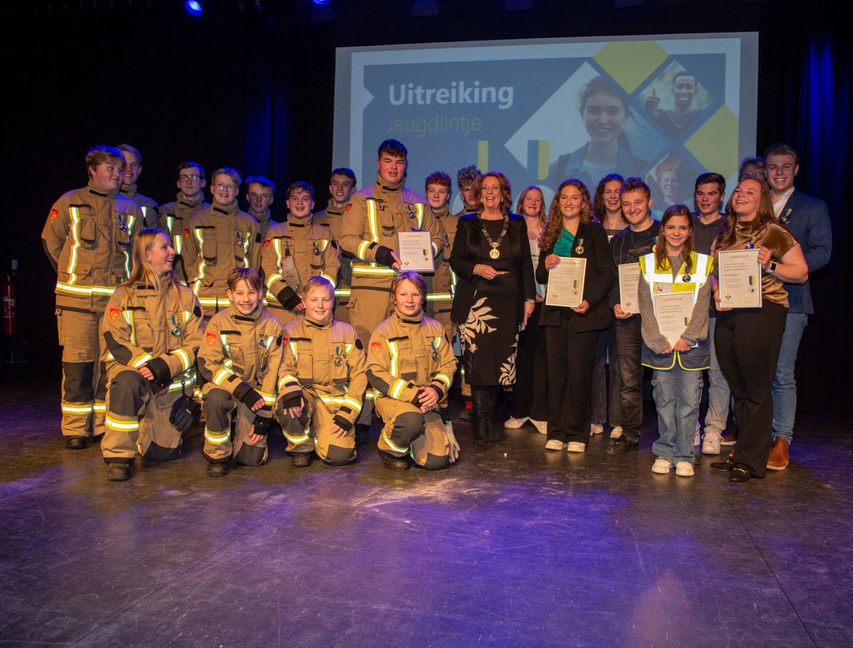 Jeugdlintjes Teylingen uitgereikt aan elf jonge vrijwilligers bollenstreekomroep.nl/jeugdlintjes-t…