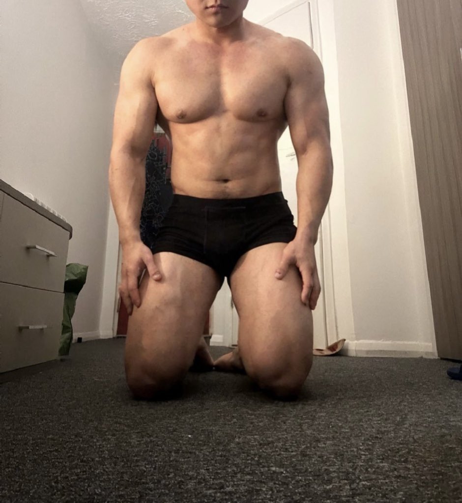 男大想当公畜肉便，想被下贱开发臭脚凌辱，无底线丧志伺候，被踩在脚下给主人舔臭脚舔屁眼
(还不敢发脸怕被人认出来

#肌肉 #公畜 #肉便 #男大 #男大体育生 #男m狗奴