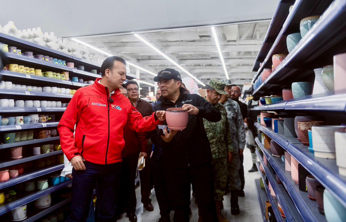 DifundeDgo's tweet image. Llega “Operativo Limpieza” a Durango, Estado y Federación decomisan mercancías ilegales en tiendas Chinas; hay 6 detenidos
El Gobernador Esteban Villegas y Secretario de Economía, Marcelo Ebrard, informaron sobre cateos para combatir la introducción ilegal de mercancías al país