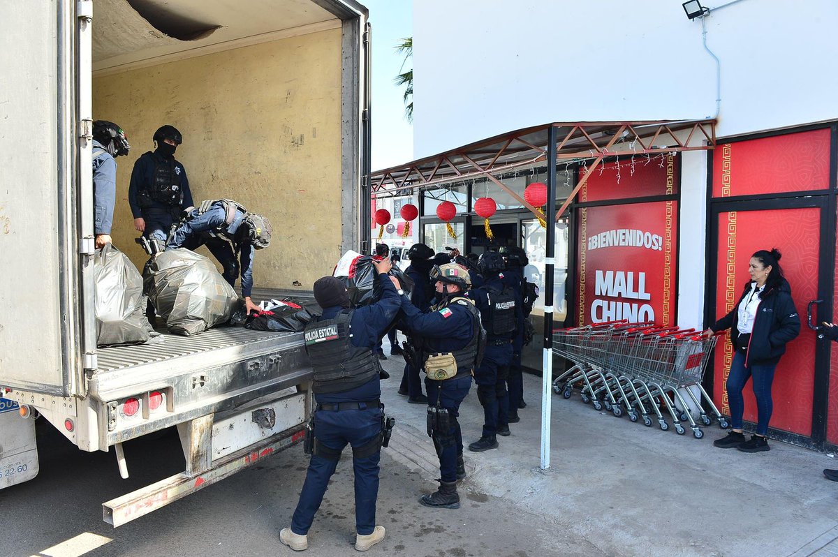 DifundeDgo's tweet image. Llega “Operativo Limpieza” a Durango, Estado y Federación decomisan mercancías ilegales en tiendas Chinas; hay 6 detenidos
El Gobernador Esteban Villegas y Secretario de Economía, Marcelo Ebrard, informaron sobre cateos para combatir la introducción ilegal de mercancías al país