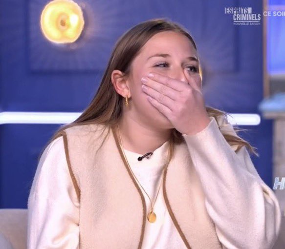 Mon rêve c'est que samedi, pendant mauvais garçon, le public crie « il est pire qu'un CON » et que ça s'entende jusqu'à nos écrans

#Staracademy #Staracademylelive #Helena #MauvaisGarcon