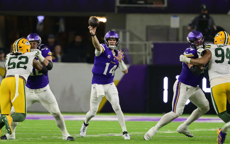 DavidMPerlmanMN's tweet image. Can&apos;t stop looking at this picture of Darnold that looks like the ball is 🔥 @Vikings 

(credit: John Autey/Pioneer Press)