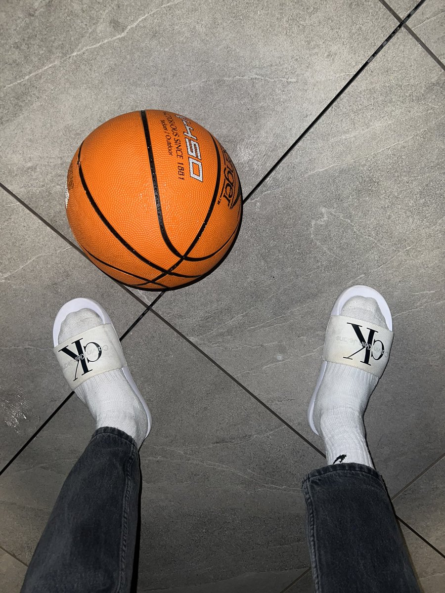 Welche Nutte will 2025 auf Knie.?