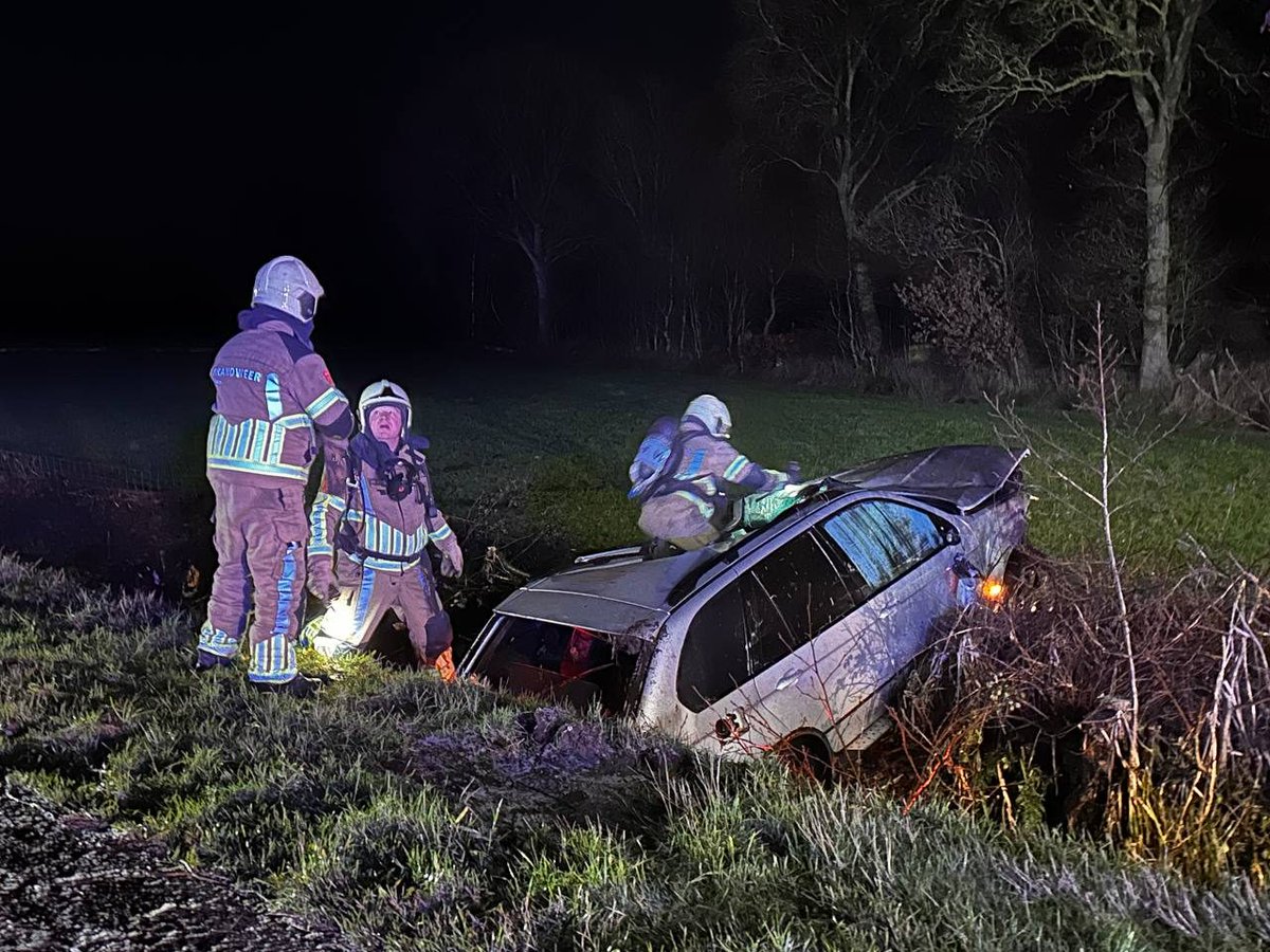 Auto belandt in de sloot na hagelbui bij Kootstertille