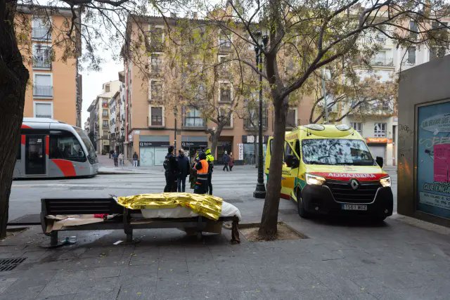 Hoy ha fallecido por hipotermia una persona sin hogar que dormía en un banco a la intemperie en Zaragoza. Terrorismo es esto.