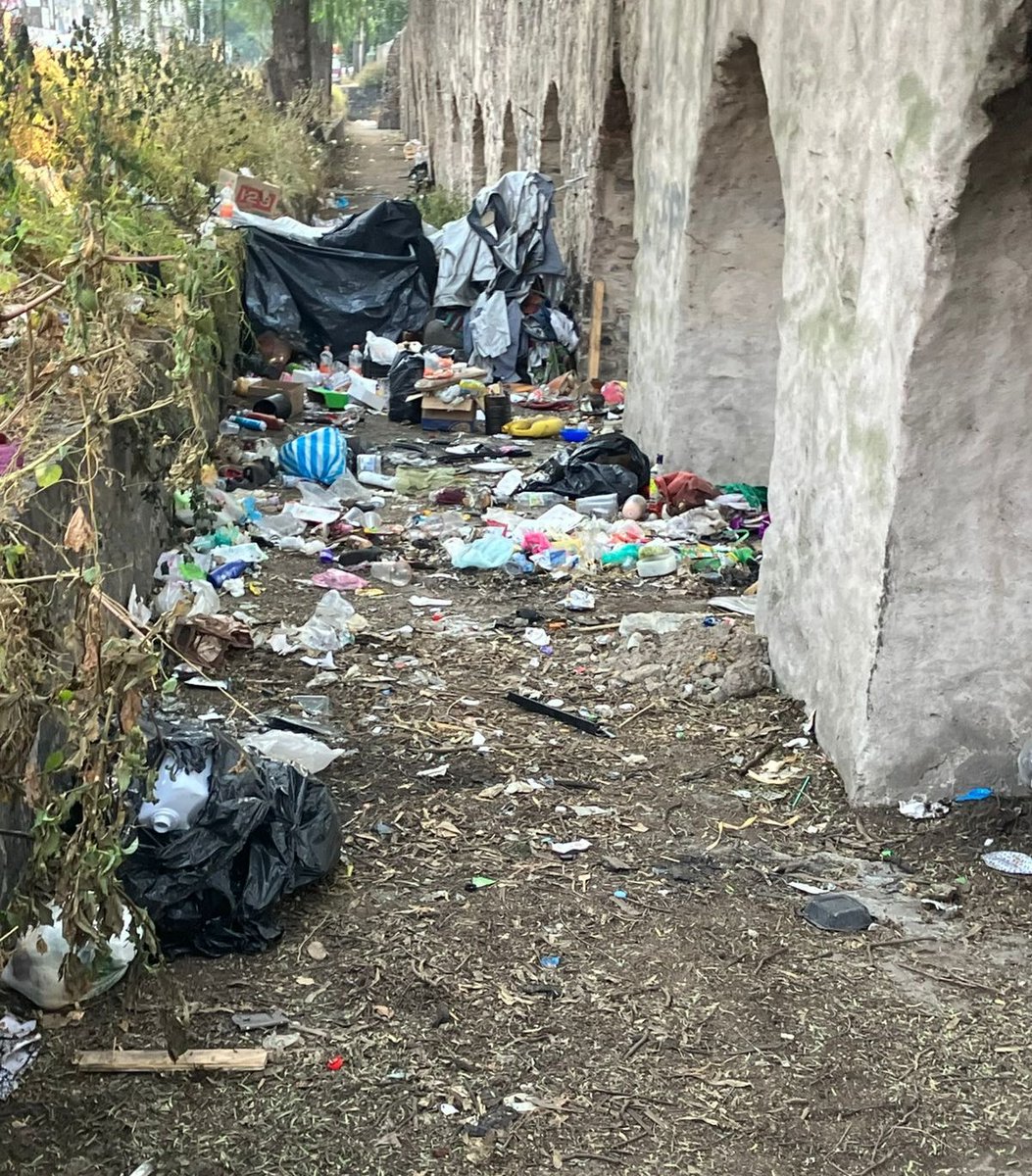 creativo_ta's tweet photo. @yancolozano @TuAlcaldiaGAM @ClaraBrugadaM Janecarlo Ponga atención a su Alcaldía
No es posible que el Acueducto se Guadalupe supuesto patrimonio cultural esté lleno de indigentes y basura.  Justo frente a la sala de conciertos Tepecuicatl. Google MAPS si no sabe donde está. https://t.co/FiiEADpi3B