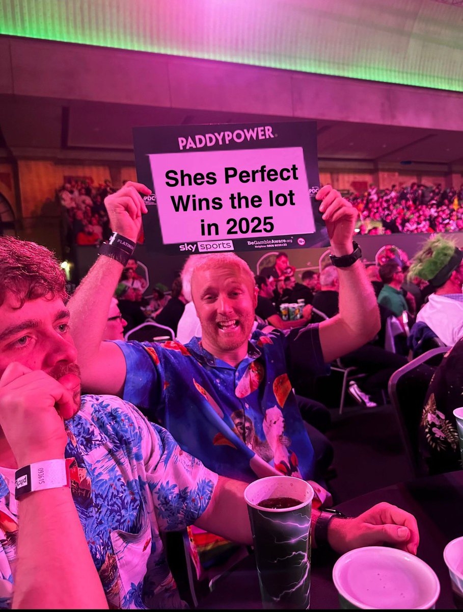 BasherWatts's tweet photo. Spotted this sign at the darts! 😮😍🚀
Never knew @theobaker_ was a fan 🤷🏼♂️the guy must know his racing
#Sueeeeeee https://t.co/JMj0s0IlBO