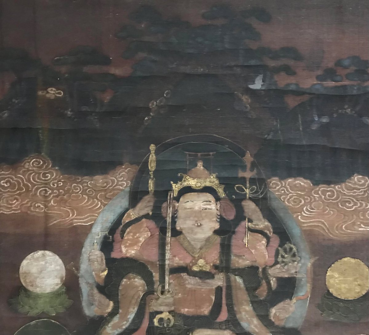 巳年ということで弁財天様の掛軸を2幅並べました🐍 いずれも背後に