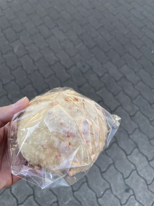 (-᷅ ∨ -᷄. )「イチゴチップメロンパン……」 