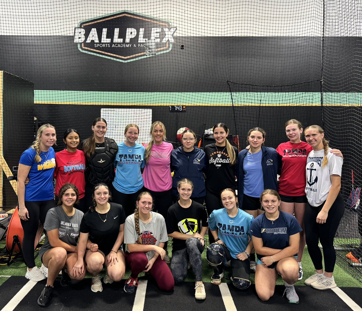 leobsbl's tweet photo. Last day at Ballplex 🥎 Hitting Camp
We finished the camp with another live at bats vs great pitching. 

Big shoutout to @dinglhp2029 @makaylamegnauth and Junior College pitchers @hannahsb2023 Sarrah Trocki and Mia Rosario for coming to the facility and challenging the girls. 

2 hours of live at bats, 2 cages going at the same time.

They got better💪🏼