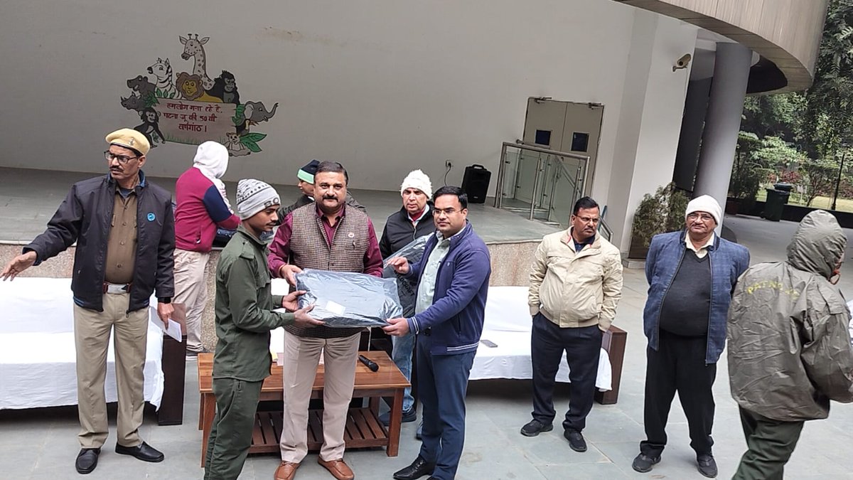 DEFCCOfficial's tweet photo. On 2nd Jan 2025, Shri Prabhat Kumar Gupta, PCCF (Hoff), distributed winter jackets to the dedicated staff of Patna Zoo. π Mr. Hemant Patil, Director of Patna Zoo, also graced the occasion. A warm gesture for those who care for wildlife! π§₯πΏ #PatnaZoo #Gratitude #WarmSupport https://t.co/VbZvBTcyXA