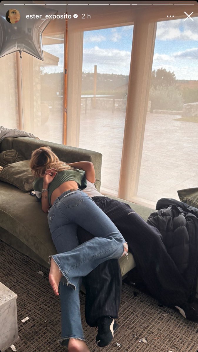 Young Miko y Tini // Ester con la novia 

2025 está lleno de homosexualidad y banco un montón