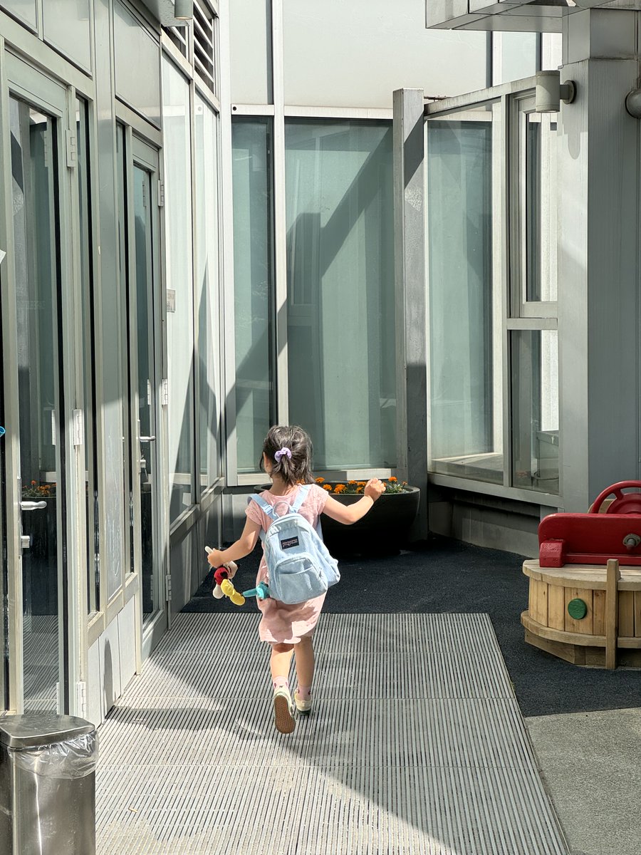 "엄마, 쟤 좀봐. 빨간 바지 입은애. 쟤 바지에 구멍 났어."

아이를 낳고 5년 만에 간 한국이었다. 캐나다에서 태어나고 자란 우리 딸은 캐나다 동네에는 없는 휘황찬란한 키즈카페에 넋이 나갔다. 캐나다 있을 때 윗집 언니에게 물려받은 옷을 입고서 말이다. 낡기도 했고 작아지기도 한 그 옷을 입고