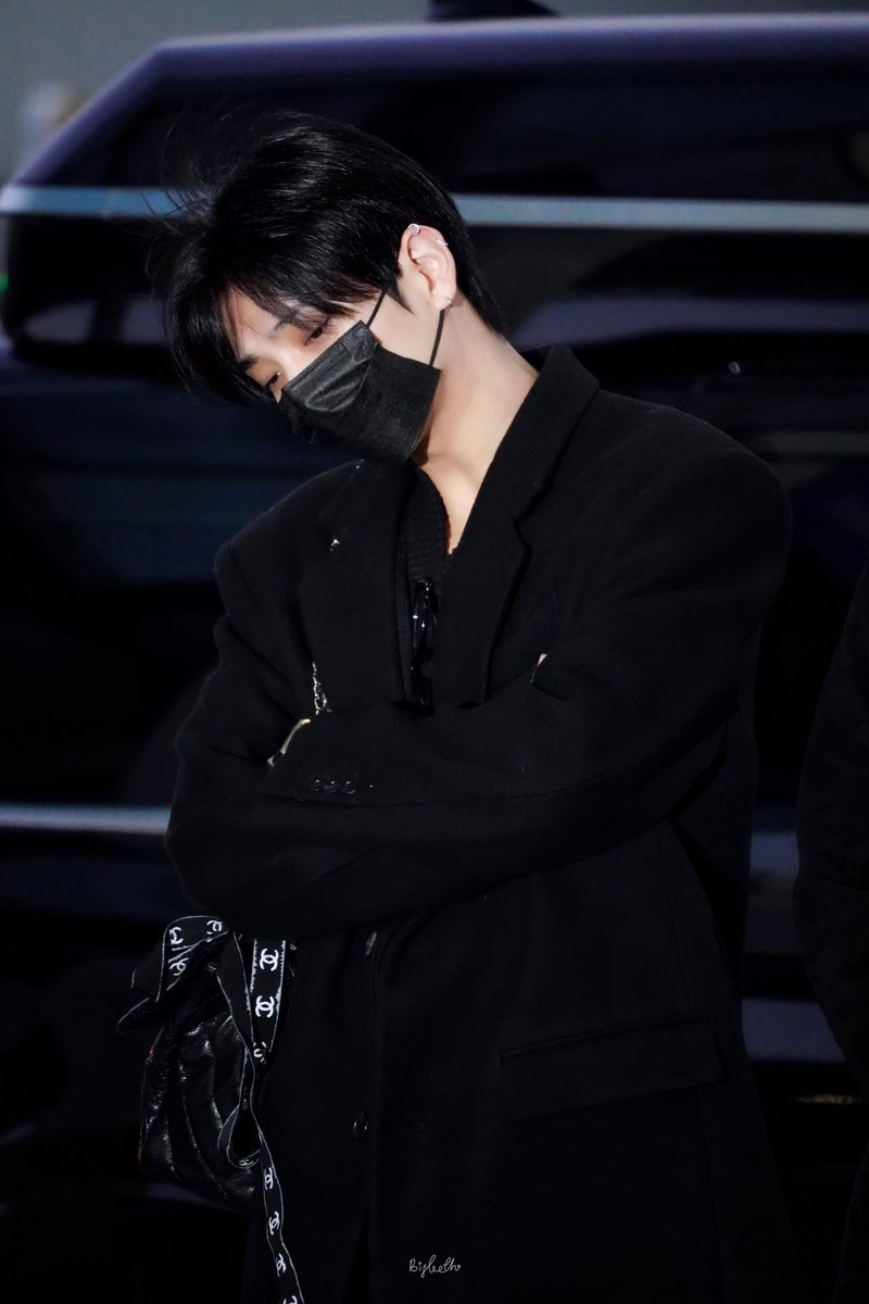 피로해보이는 눈가 옆으로 피어싱 3개씩 박혀있는 귀까지 마주치면 그냥 최종 함락됨........ 왜 또 겨울에 혼자 남겨진 홍사장님 되신 거지..