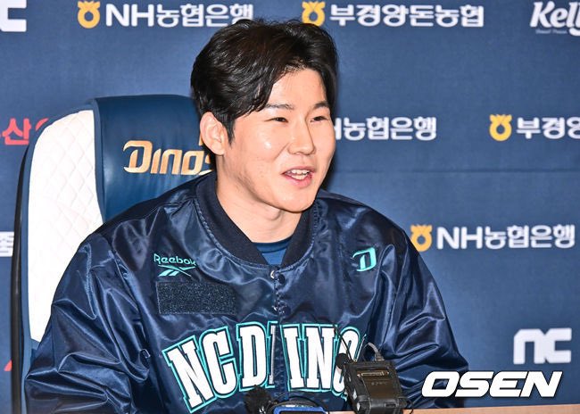 NCmaeng's tweet photo. 민우가 입고 있는거 new 춘잠같은데 다들 어떻게
생각하십니카 저는 좋은거같아요 https://t.co/bwAfeyTTzV