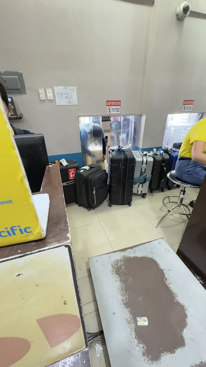soshiblinkeu's tweet photo. @nabunturanguy So many environmental fees and laki ng taxes na nakukuha sa establishment yet the port and airports facility is so old and rusty. 

Kahit ung boracay sign parang sa abandoned island ka napadpad pagkababa ng port 🥲 di man lang ma improve. https://t.co/MgEGvmRSyf